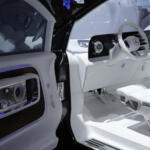 【画像】50インチ超えのディスプレイ装備の超豪華空間でレクサスLMに宣戦布告！　Ｖクラスの未来を象徴する「ビジョンＶ」が魅せた驚愕の中身【ジャパンモビリティショー2025】 〜 画像6