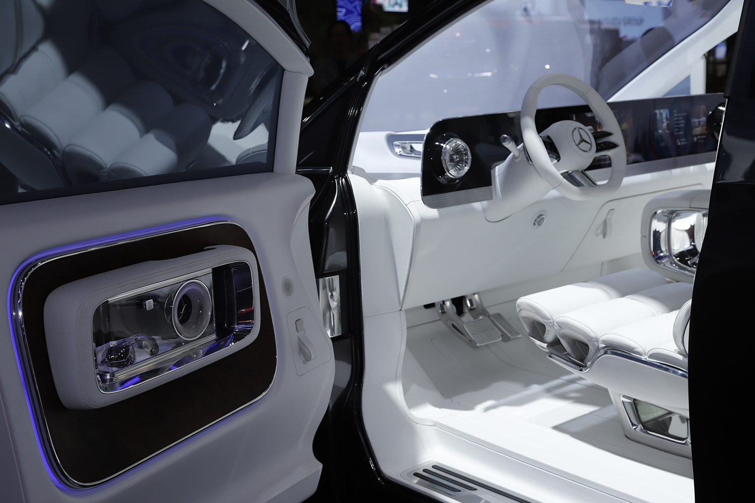 Ｖクラスの未来を象徴する「ビジョンＶ」は至れり尽くせりなプレミアムミニバンだった 〜 画像6