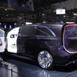 【画像】50インチ超えのディスプレイ装備の超豪華空間でレクサスLMに宣戦布告！　Ｖクラスの未来を象徴する「ビジョンＶ」が魅せた驚愕の中身【ジャパンモビリティショー2025】 〜 画像7