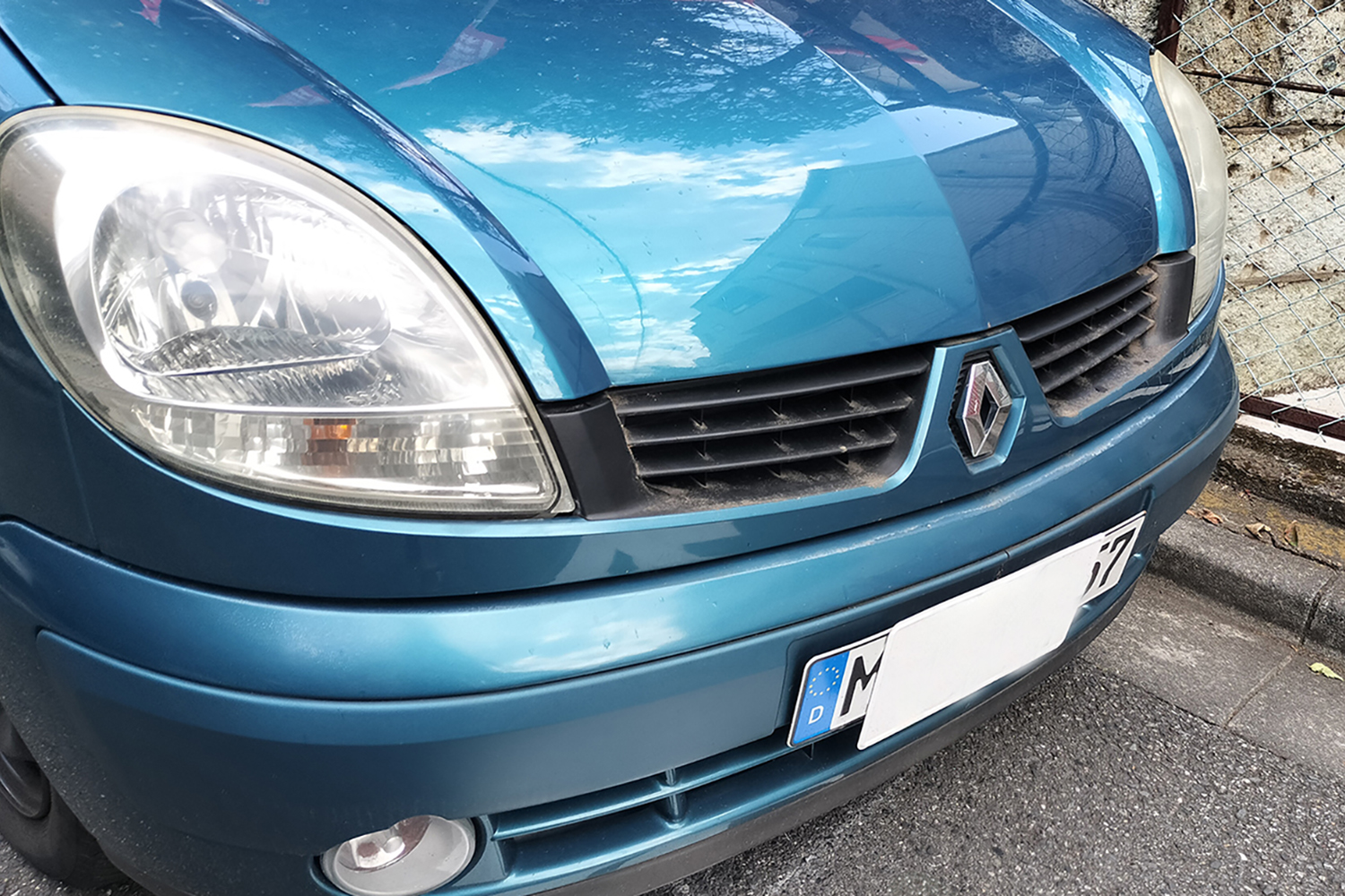 欧州のナンバープレートの上に重ね付けされた日本のナンバープレート