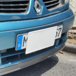 確かに輸入車に日本のナンバーってダサいけど……海外ナンバーの上に日本のナンバーを重ねづけって問題ないの？