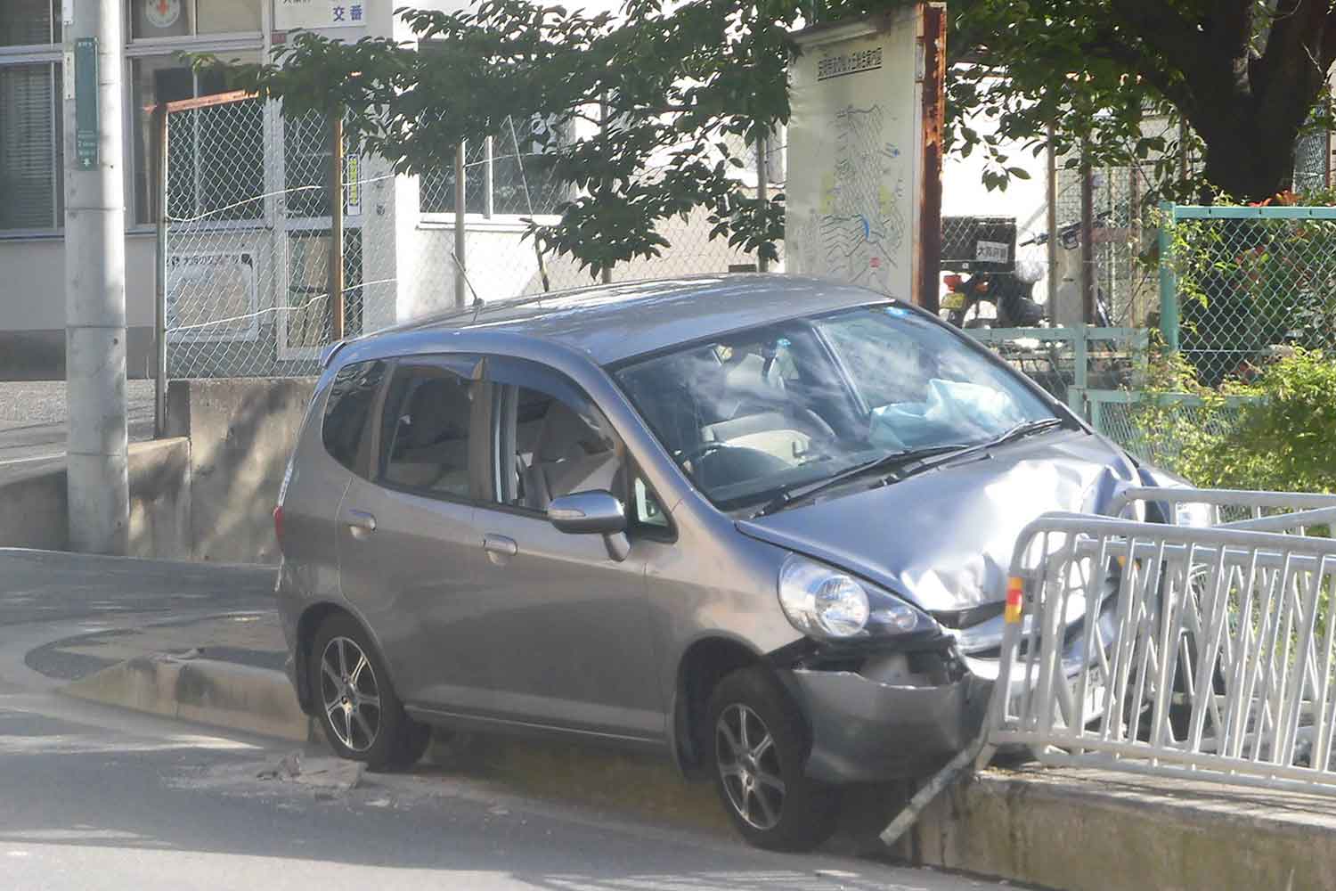 安全策に突っ込んだ車両 〜 画像6