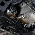 キチンと動くのになんで？　精密機械のクルマのエンジンからオイルが漏れるワケ