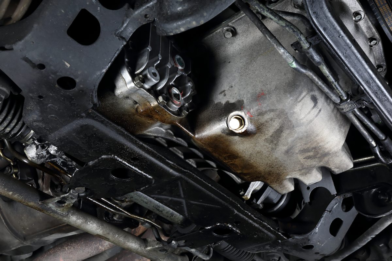 壊れてるわけでもないのになぜエンジンからオイルが漏れる？