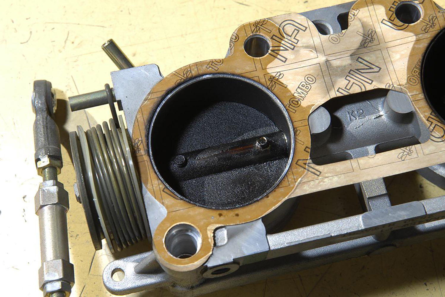 オイルがにじんだガスケット