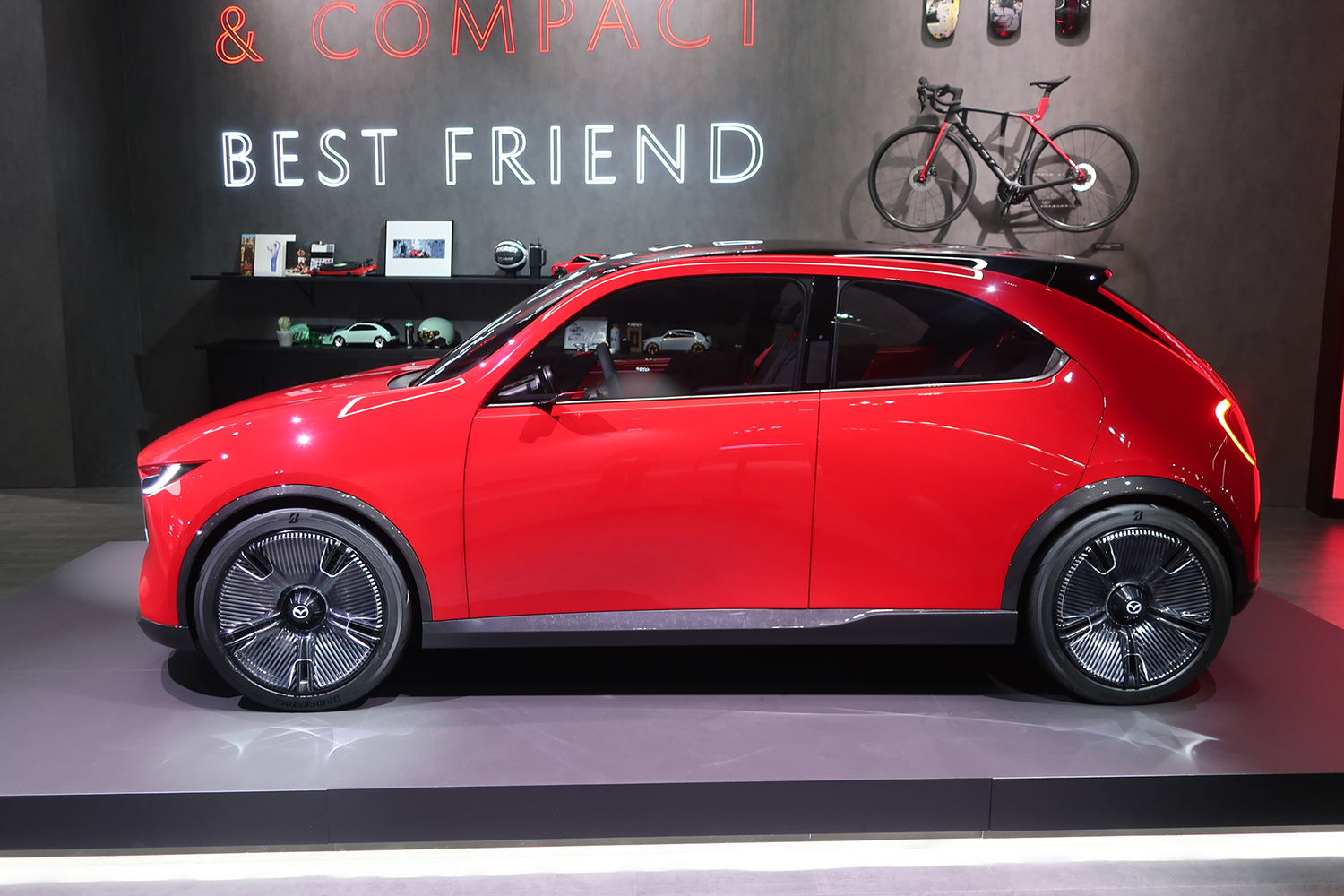 マツダ・ビジョン・クロスコンパクトのサイドビュー