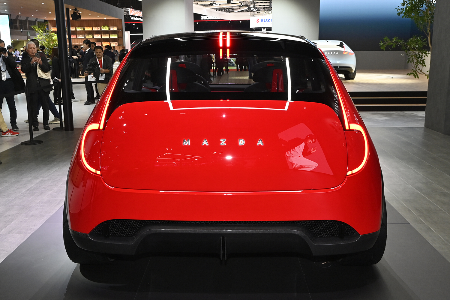 マツダ・ビジョン・クロスコンパクトの真正面リヤスタイリング