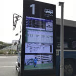 【画像】昔は手書きの時刻表を人力で差し替えていた！　いまどきは超ハイテクなバス停の進化!! 〜 画像4