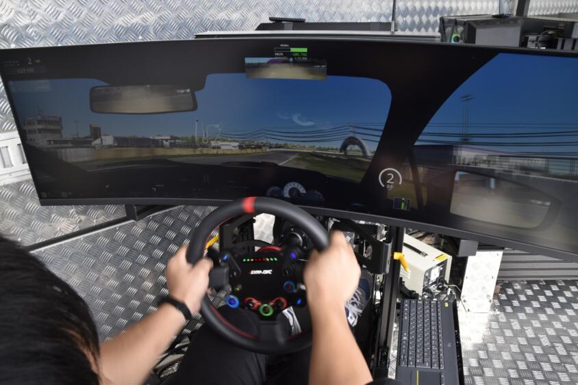 最速社員は誰だ⁉︎　フォーミュラジムカーナ選考用シミュレーターで若手編集員が激烈バトル‼︎