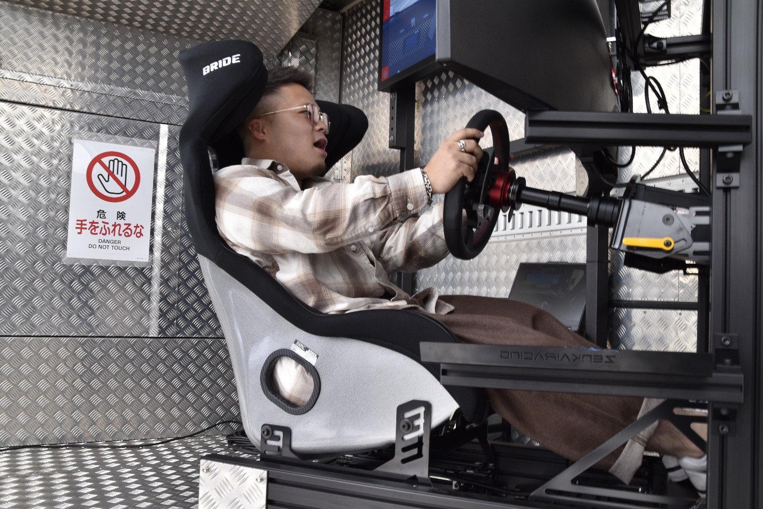 シミュレータをプレイ中の原田 〜 画像1