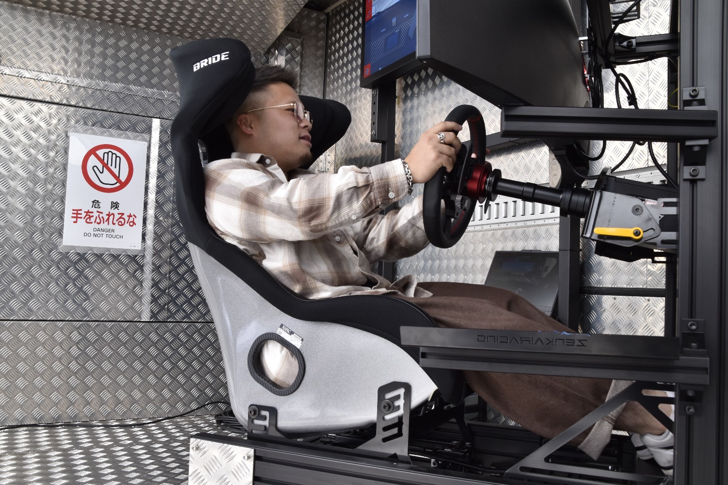 交通タイムス社若手社員3名がシミュレータに挑戦 〜 画像2