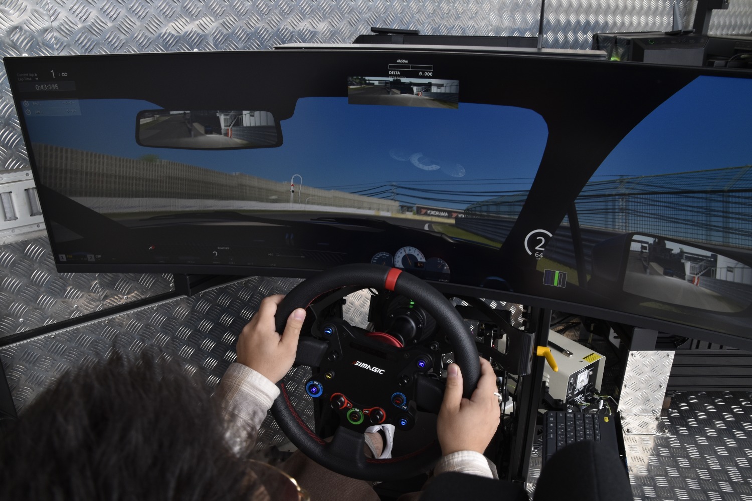 交通タイムス社若手社員3名がシミュレータに挑戦 〜 画像3