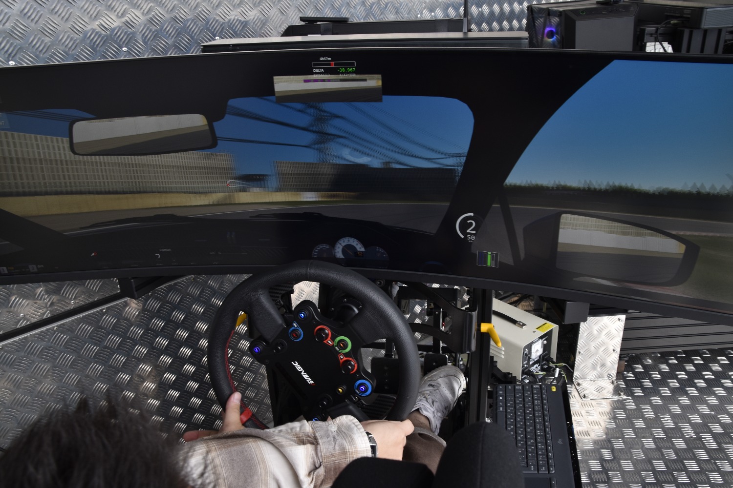 交通タイムス社若手社員3名がシミュレータに挑戦 〜 画像4