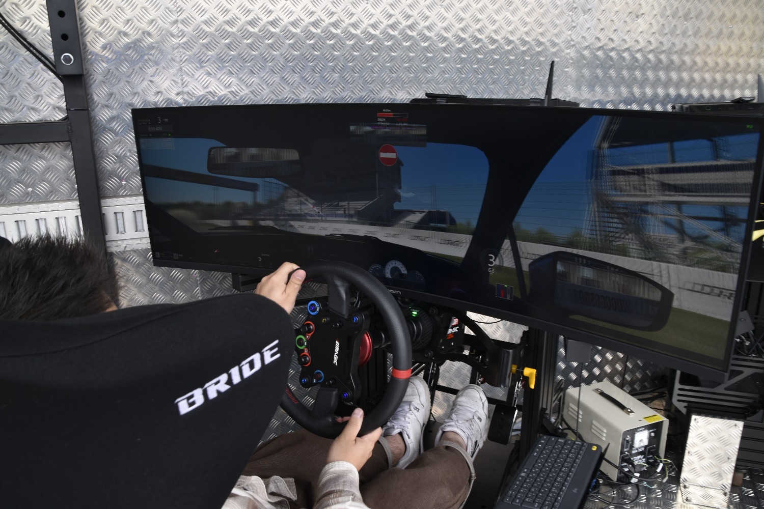 交通タイムス社若手社員3名がシミュレータに挑戦 〜 画像5