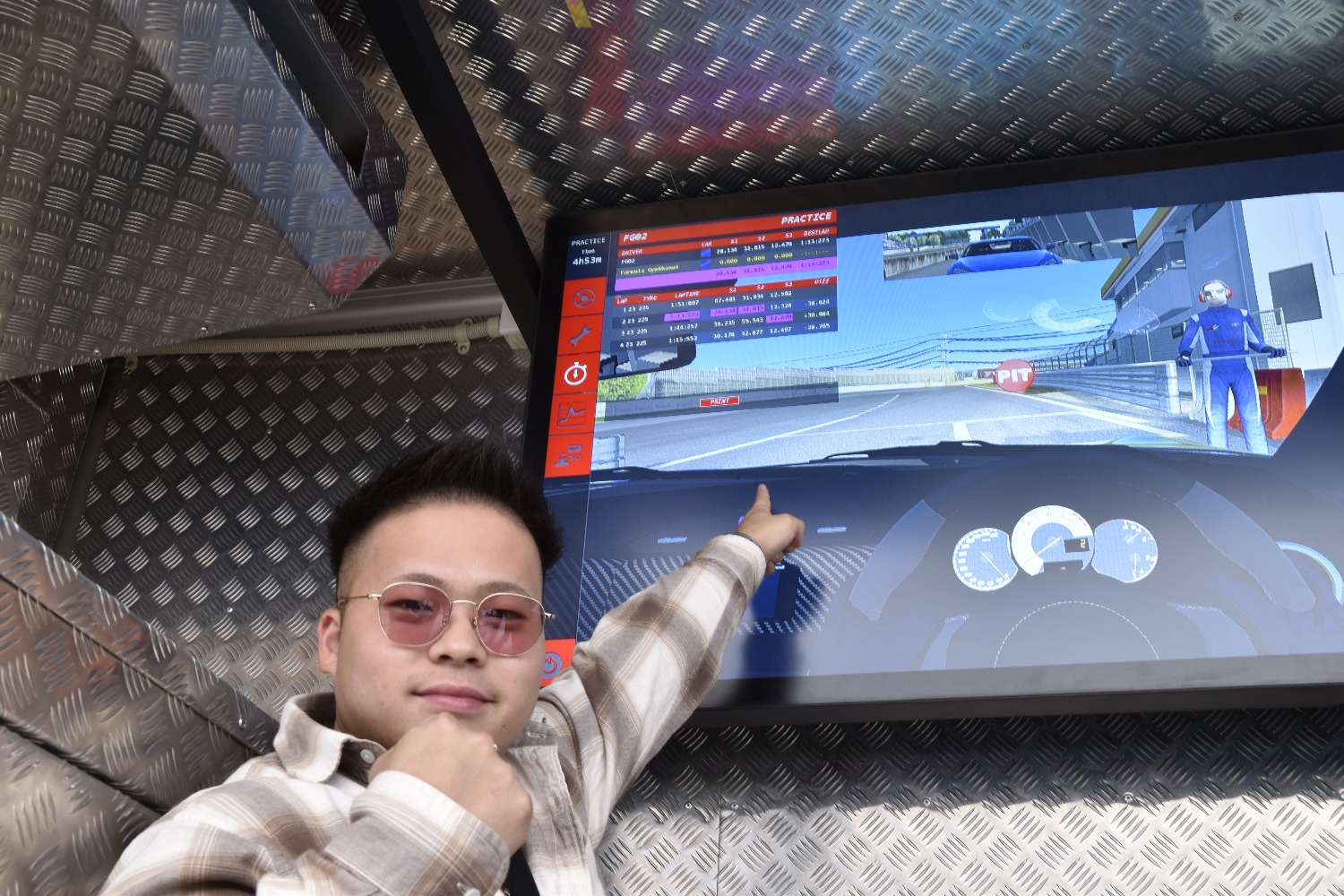 交通タイムス社若手社員3名がシミュレータに挑戦 〜 画像6