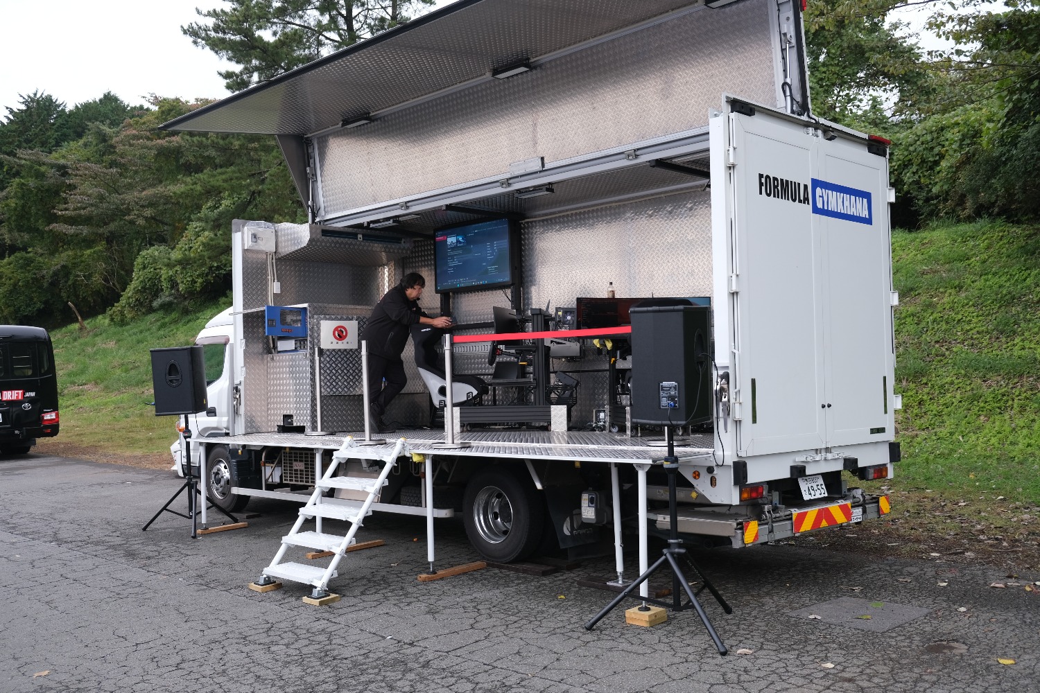 交通タイムス社若手社員3名がシミュレータに挑戦