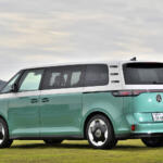 【画像】【試乗】ナリはバスでも走りはポルシェを連想させる！　ID.Buzzがあれば楽しいカーライフが送れること間違いなし!! 〜 画像11