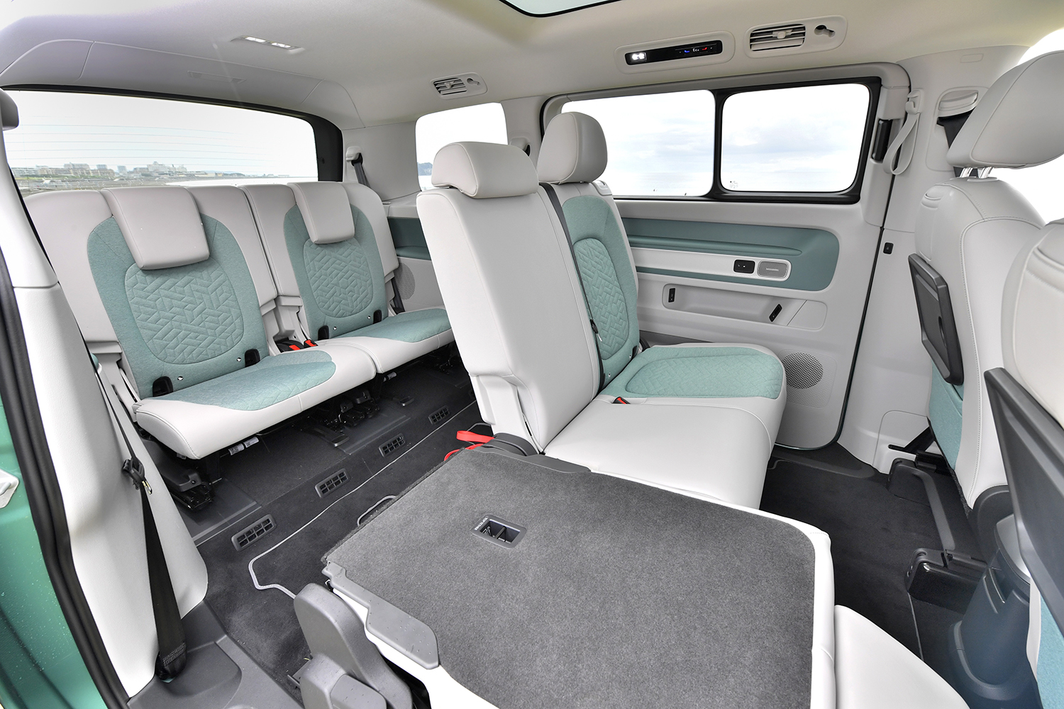 フォルクスワーゲンの1000万円ミニバン「ID.BUZZ」にはアルファードにはない心地よさがあった 〜 画像35