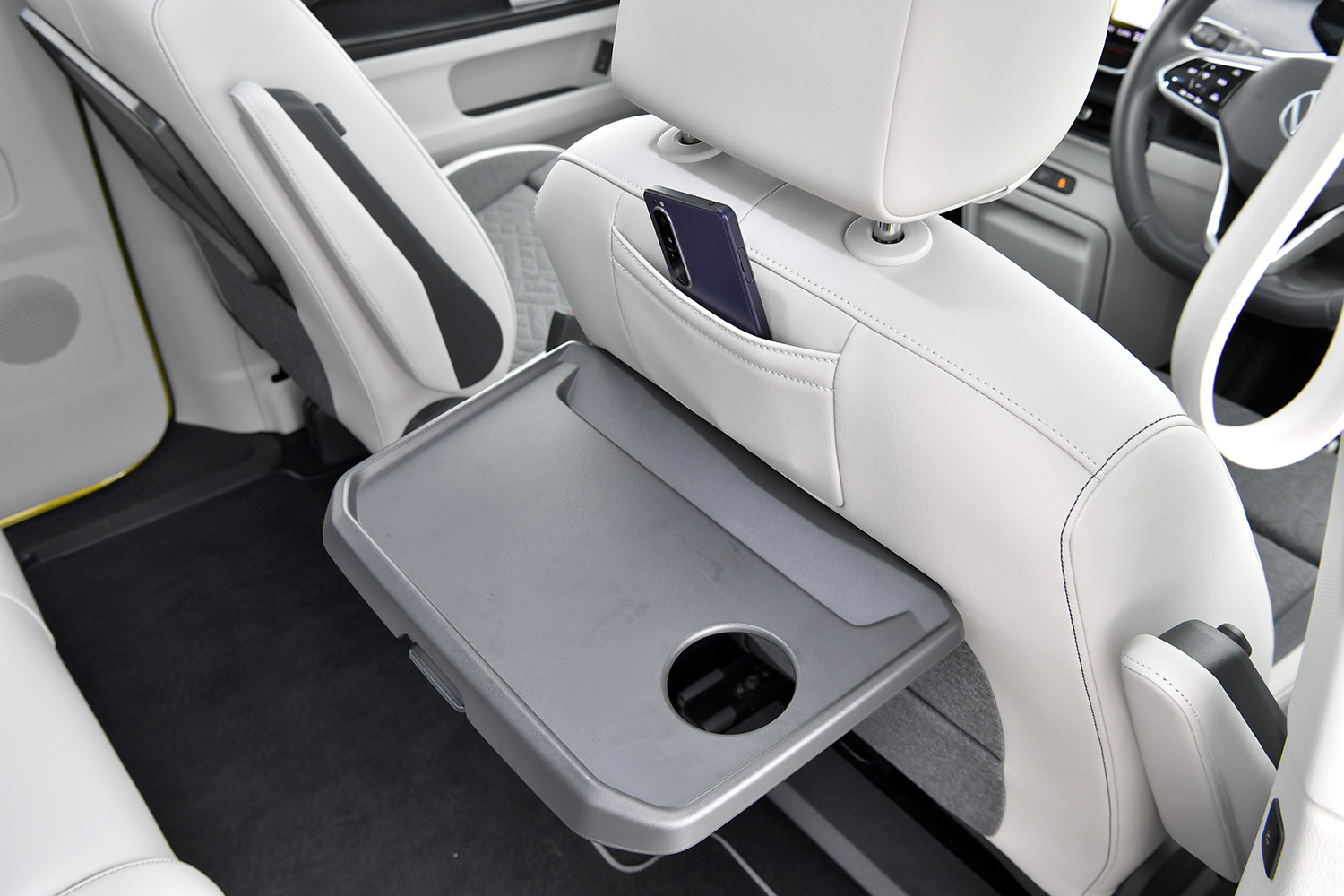 フォルクスワーゲンの1000万円ミニバン「ID.BUZZ」にはアルファードにはない心地よさがあった 〜 画像46