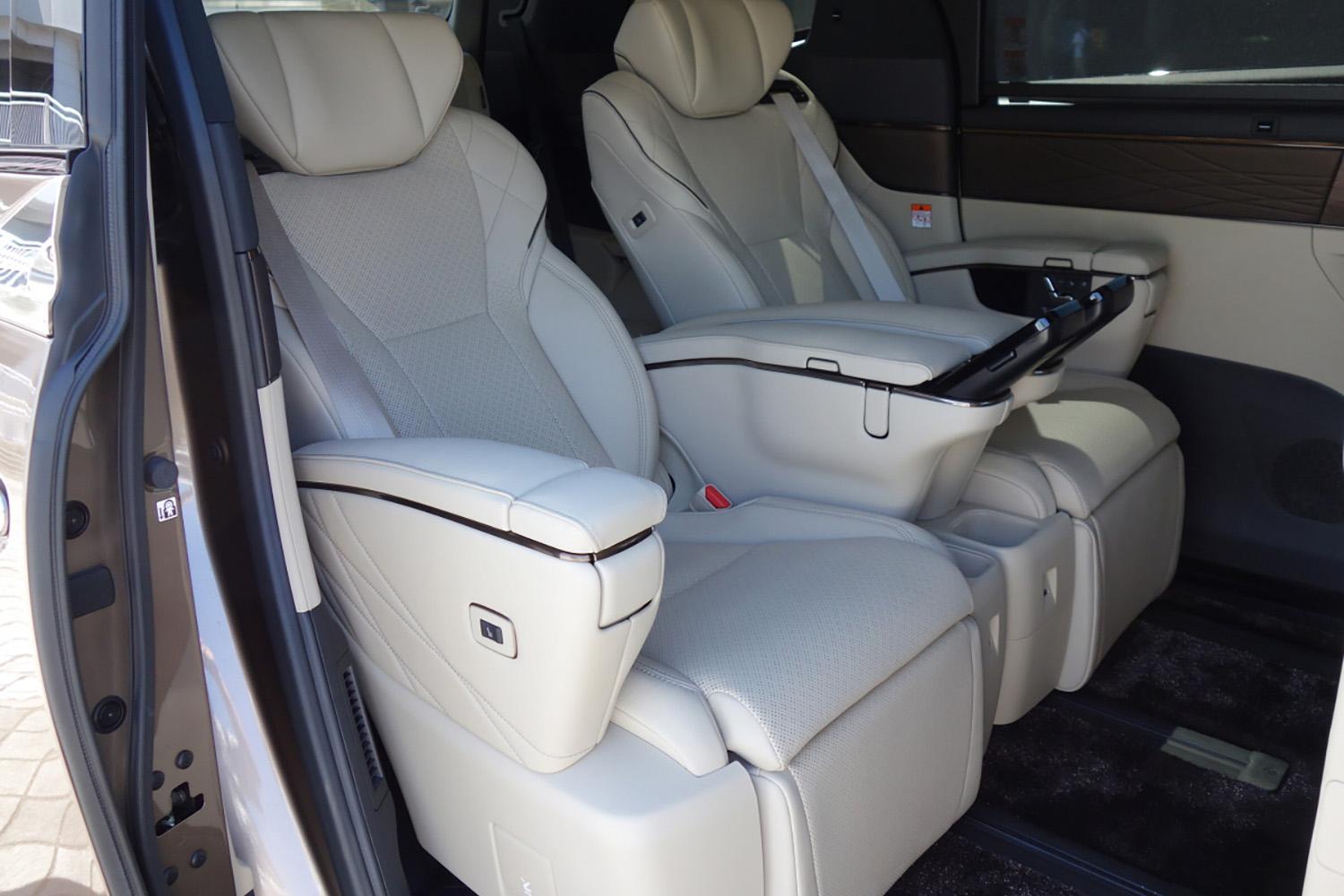 トヨタ・アルファードの2列目シート