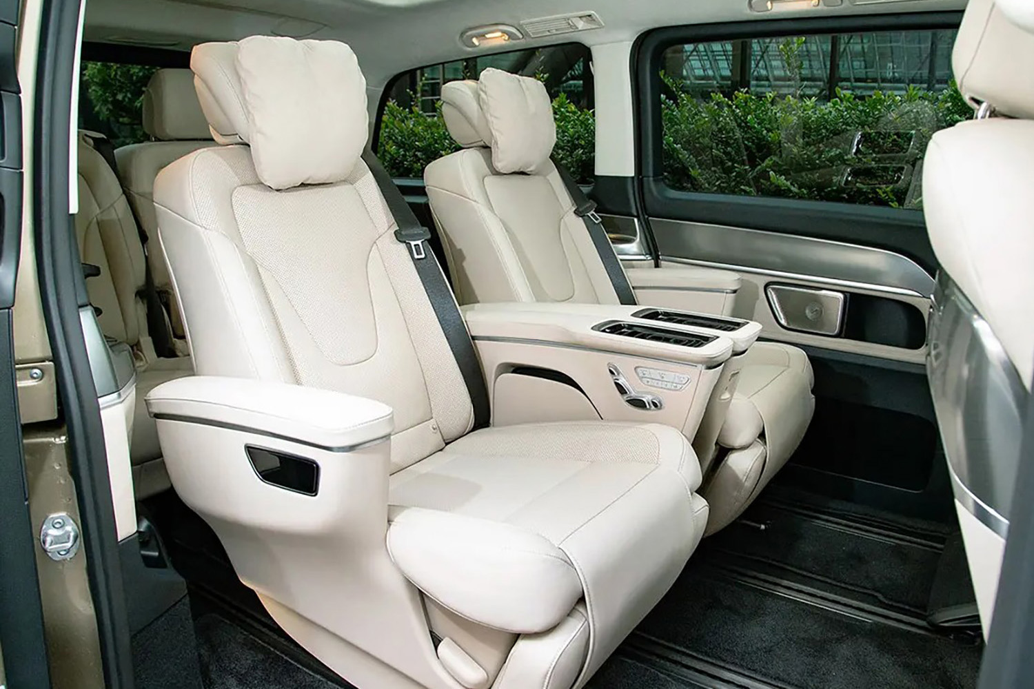 メルセデス・ベンツVクラスの2列目シート 〜 画像18