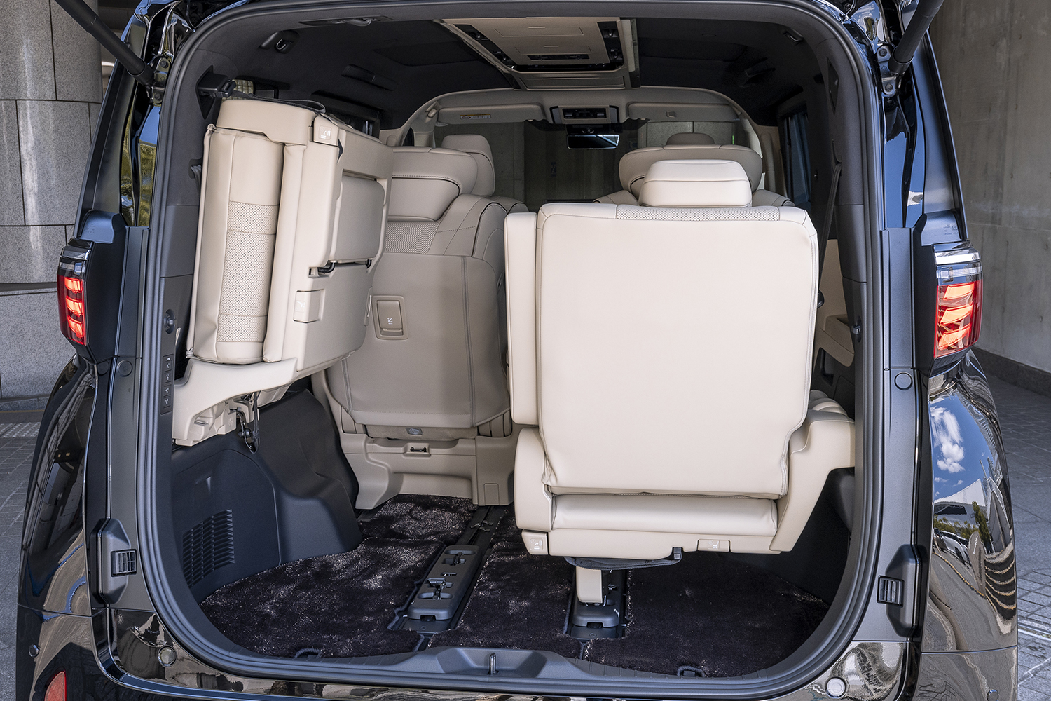 トヨタ・アルファードのラゲッジ 〜 画像22