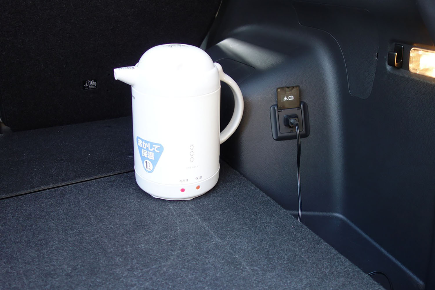 ラゲッジルームの100V電源