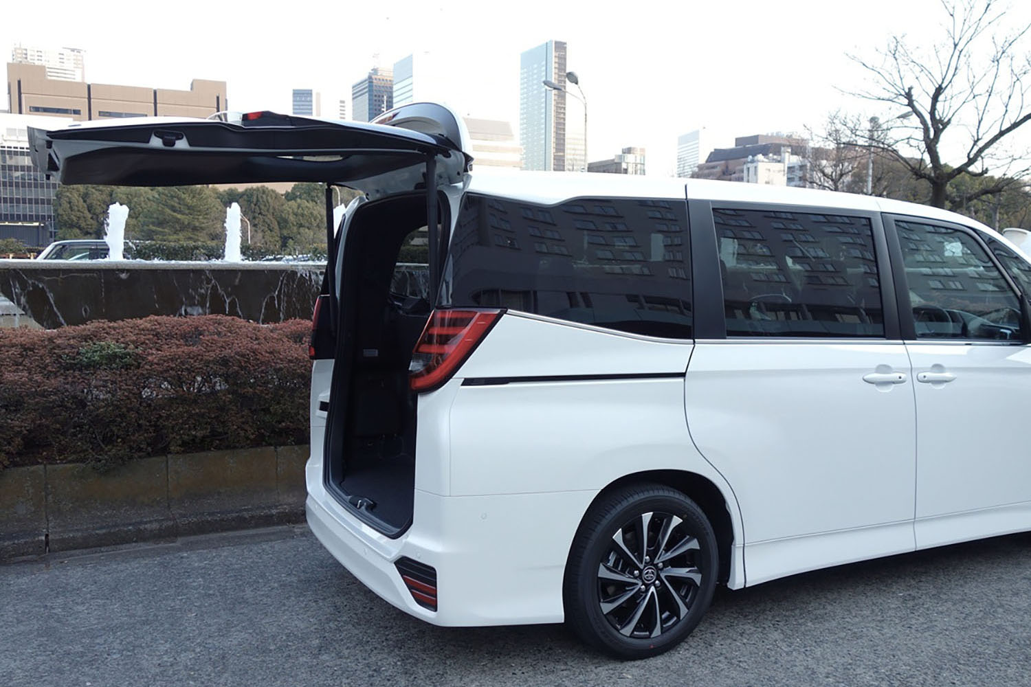 荷物を積み下ろししやすいクルマは数値だけじゃわからない 〜 画像12