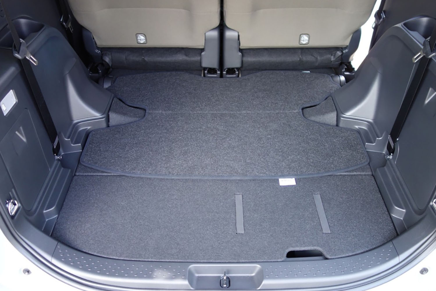 リヤシートを前方にスライドしたミニバンのラゲッジルーム