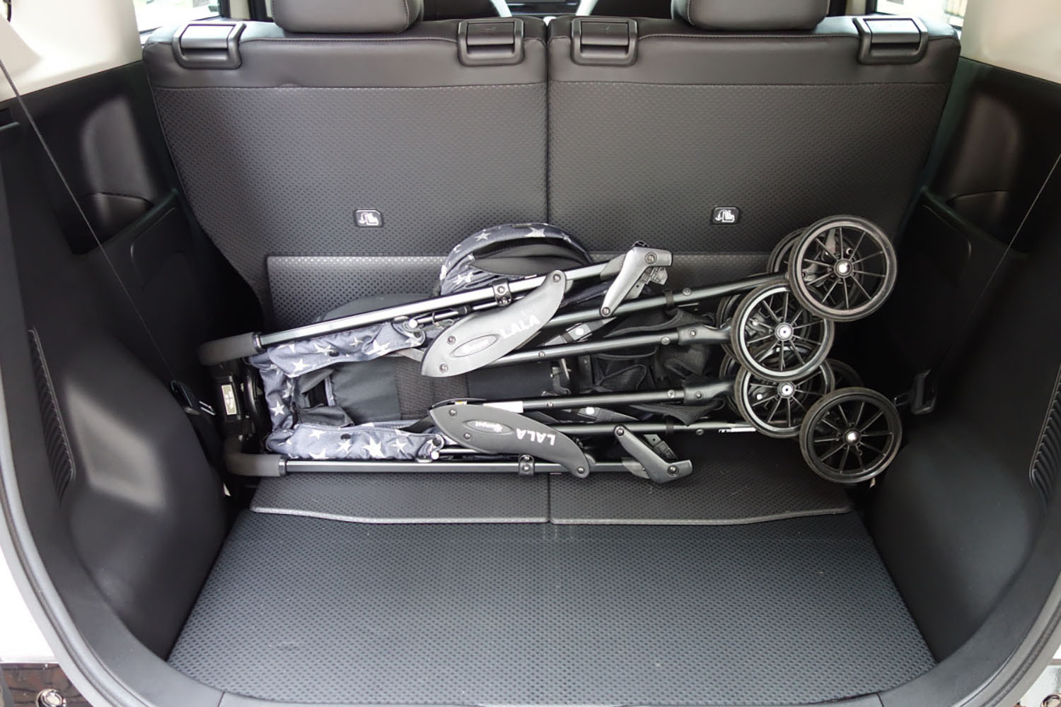 リヤシートを前方にスライドした三菱デリカD:5のラゲッジルーム