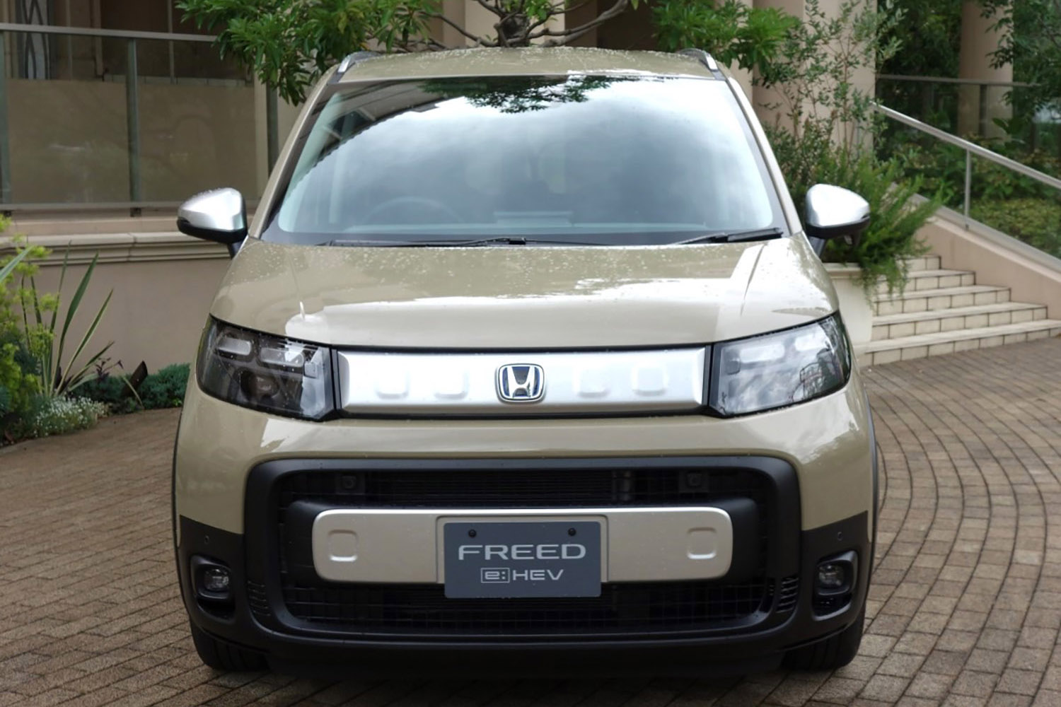 ホンダ・フリードの真正面フロントスタイリング 〜 画像5