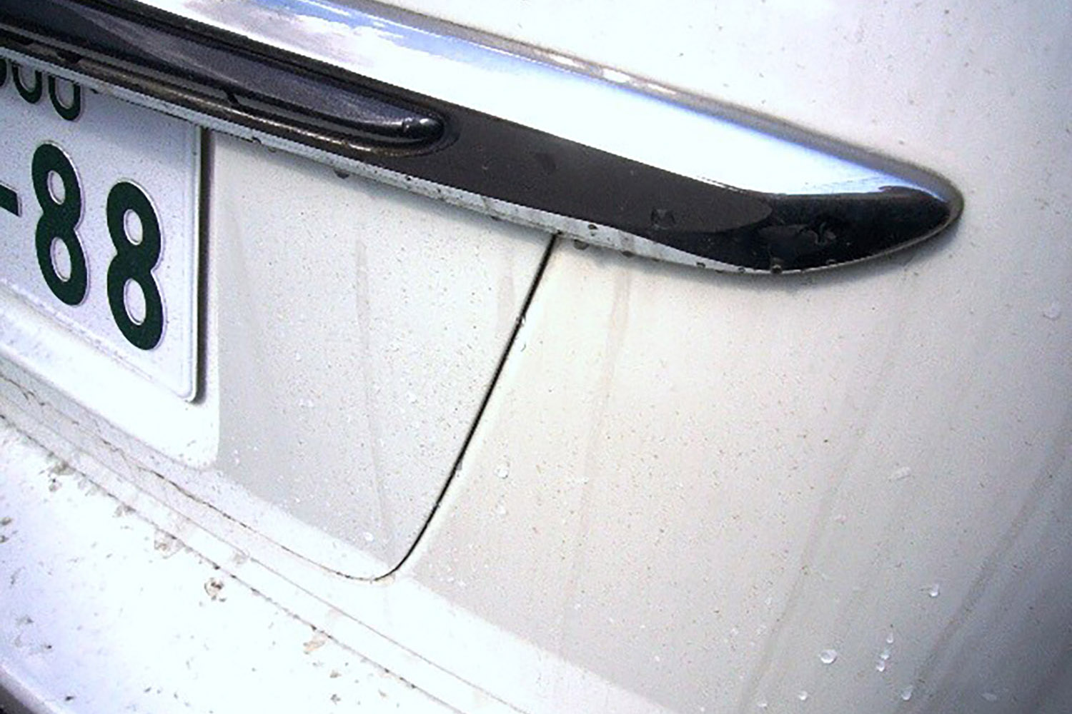 白いボディの車の水アカ