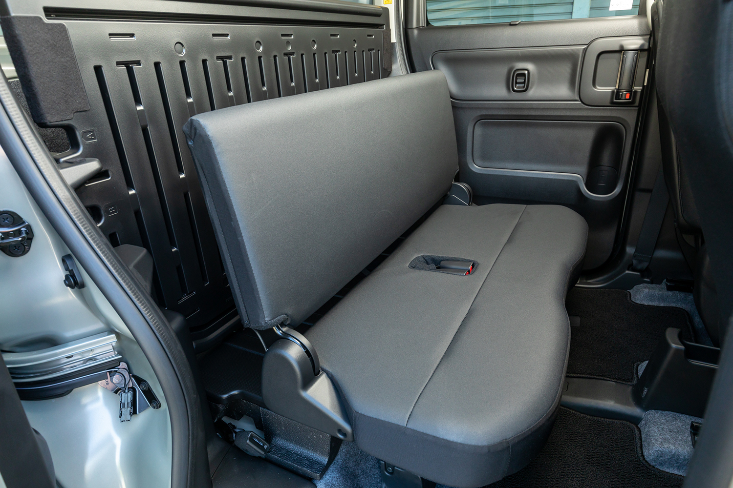 軽バンのリヤシート 〜 画像2