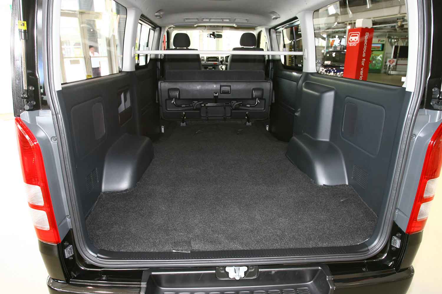 商用バンの荷室 〜 画像5