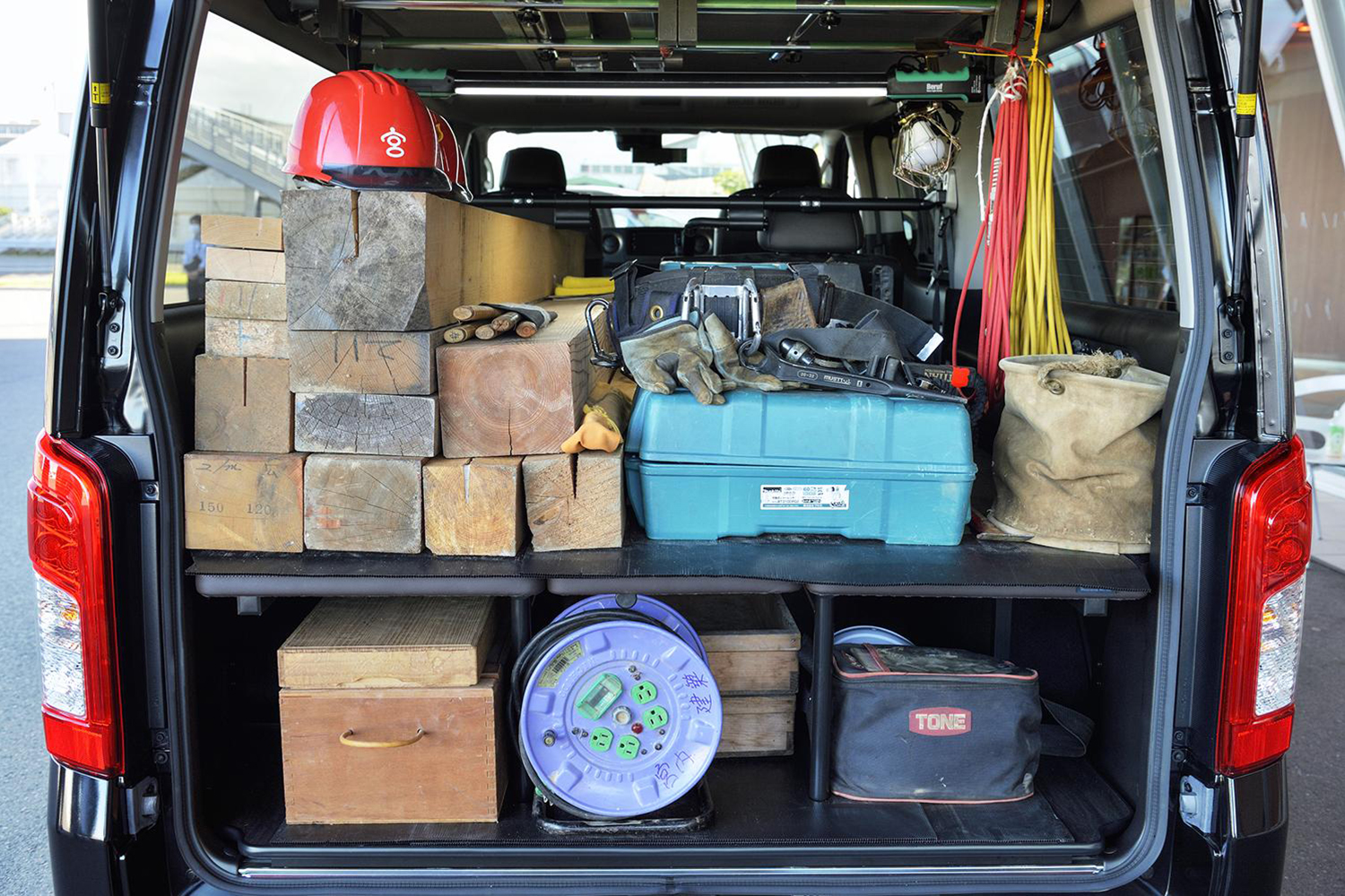 職人が仕事で使用している日産キャラバンの荷室