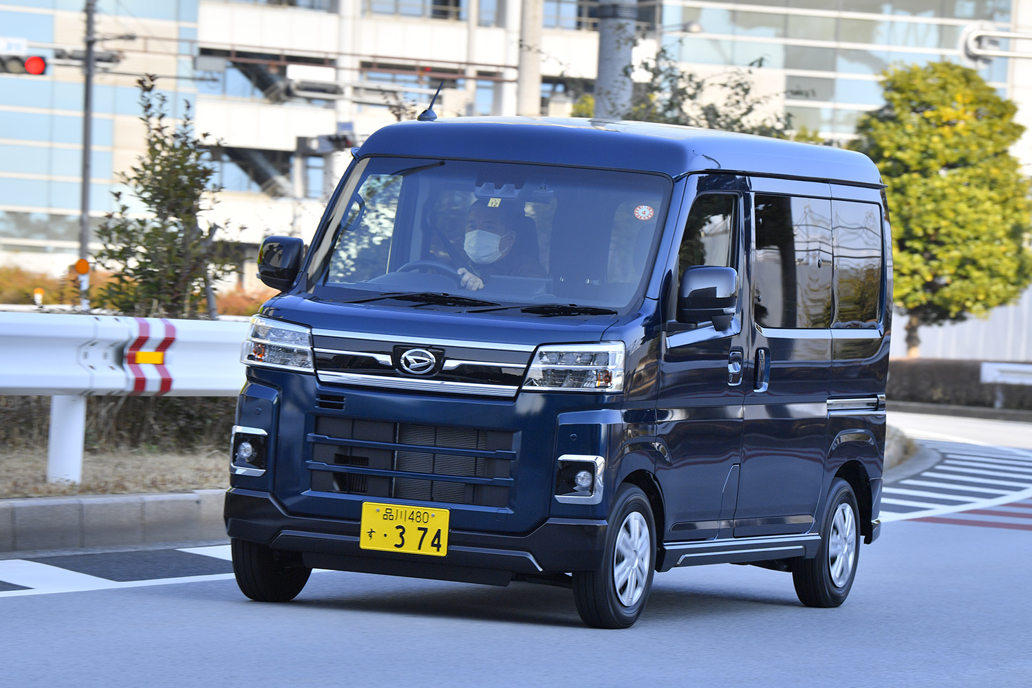 ダイハツ・アトレーの走行シーン