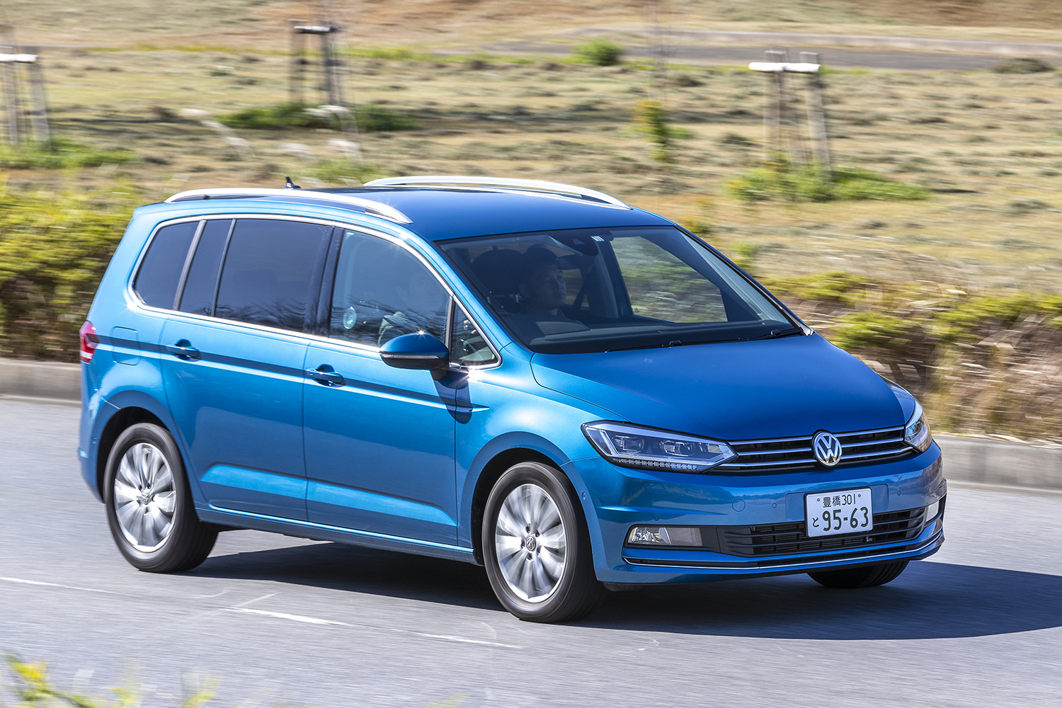 フォルクスワーゲン・ゴルフトゥーランの走行シーン