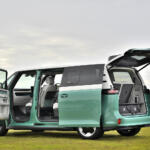 クルマ好きたるもの人と被るのは嫌！　でも家族も乗せなきゃだし……だったら選ぶしかない輸入ミニバンのススメ!!