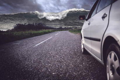クルマを運転中に津波警報！　取るべき行動とは？