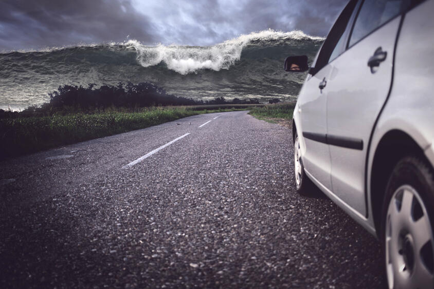 クルマを運転中に津波警報！　取るべき行動とは？