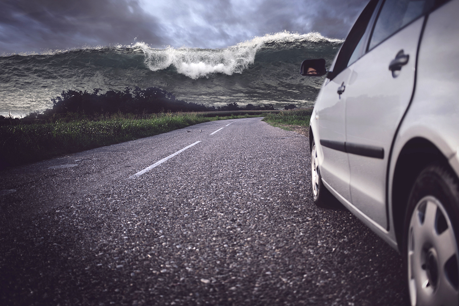 クルマを運転中に津波警報! 取るべき行動とは?