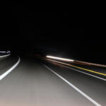 地方に行くと高速道路が「暗い」のは「クルマも少ないしガマンせい」じゃなかった！　照明を設置する基準とは？