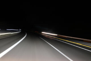 都心の高速道路が明るくギラギラなのは危険な場所と判断されているからだった