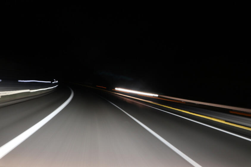 地方に行くと高速道路が「暗い」のは「クルマも少ないしガマンせい」じゃなかった！　照明を設置する基準とは？