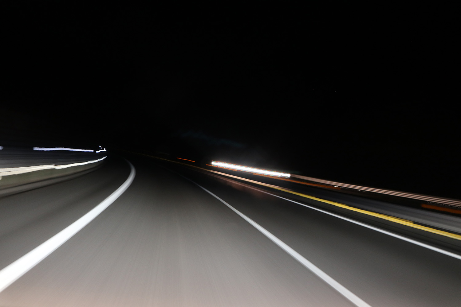 都心の高速道路が明るくギラギラなのは危険な場所と判断されているからだった