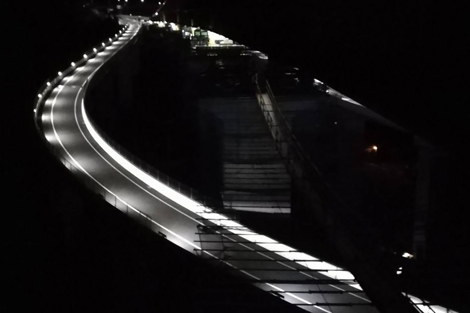 夜の高速道路