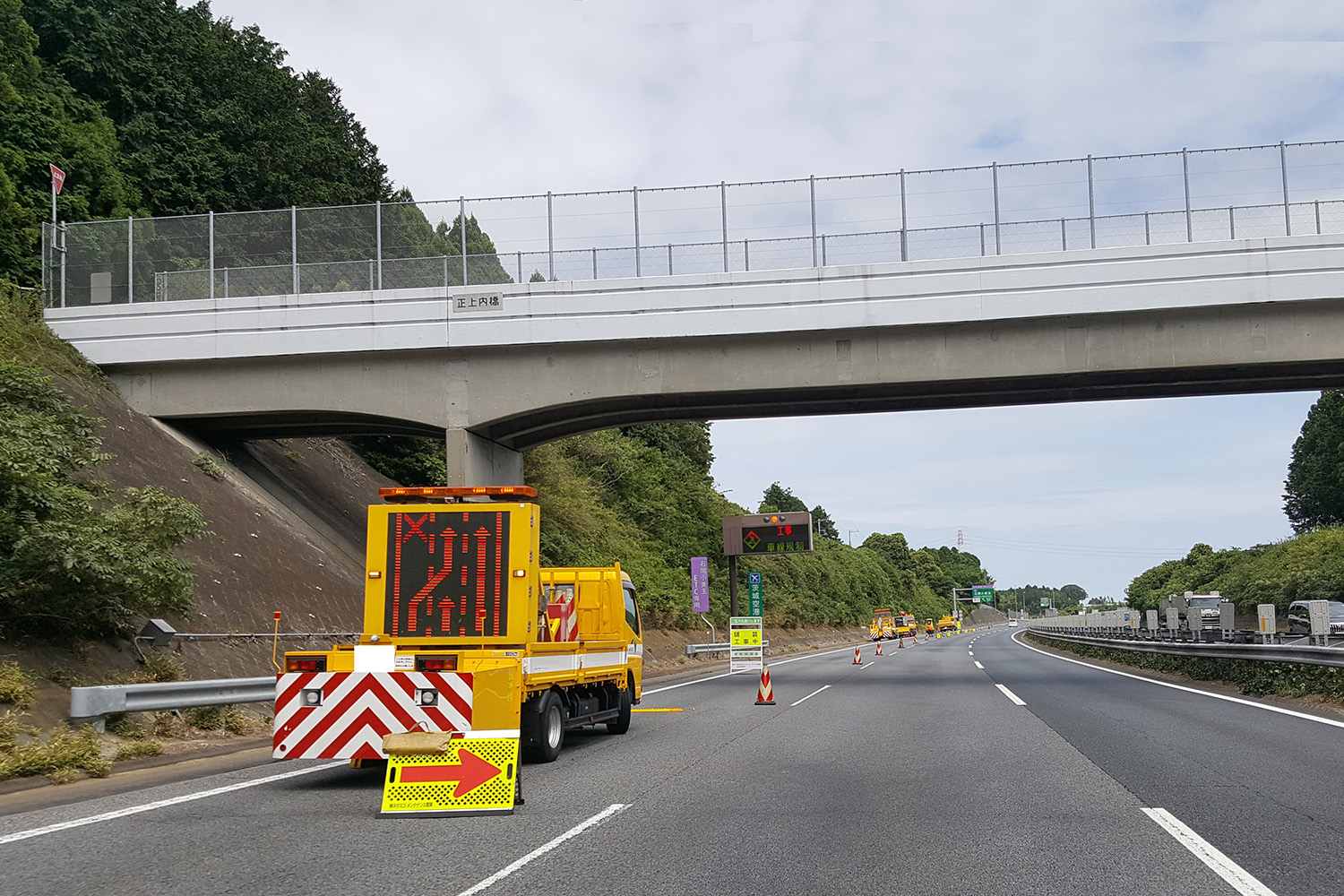 高速道路上の車線規制