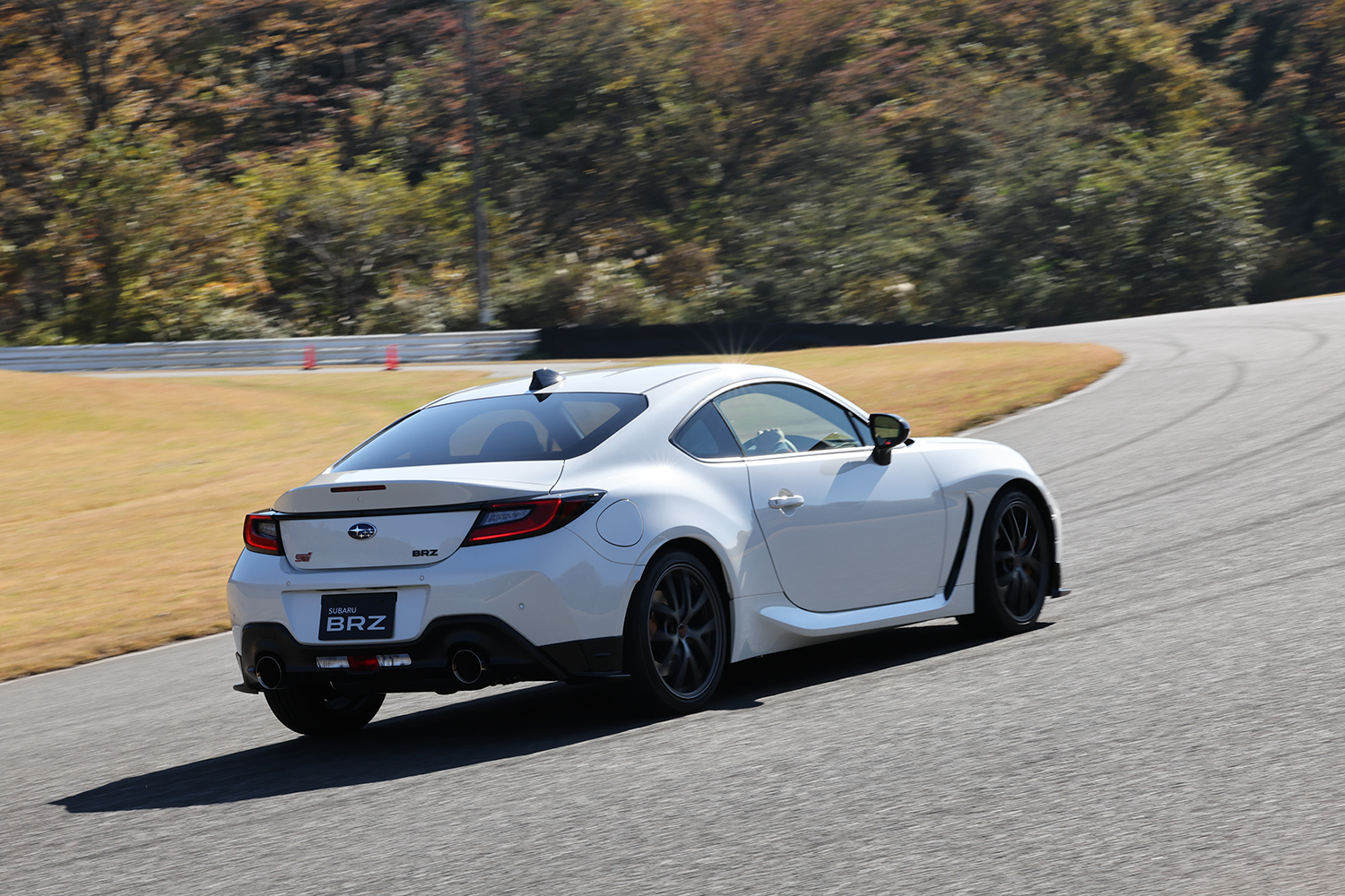 スバルBRZ STI Sport TYPE RAの走行シーン 〜 画像12