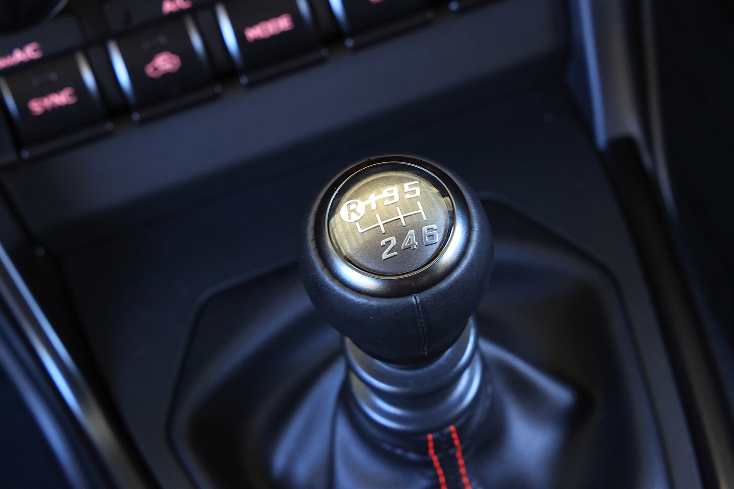 スバルBRZ STI Sport TYPE RAのMTシフトノブ 〜 画像31