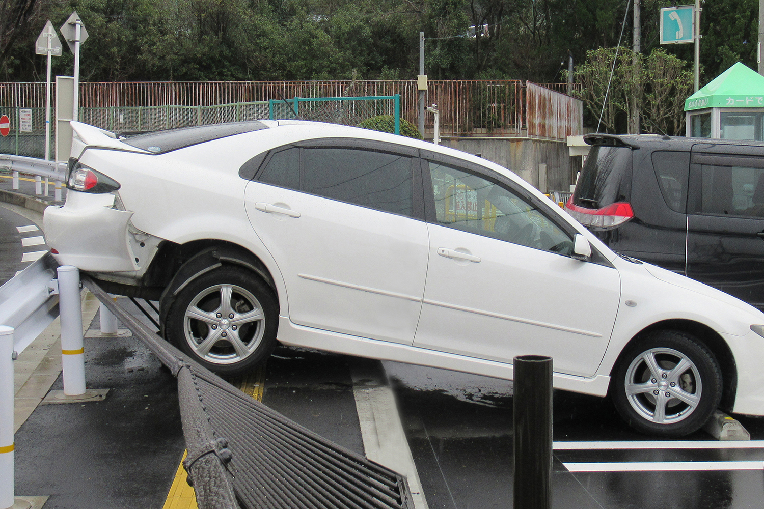 駐車場でのペダル踏み間違いによる事故
